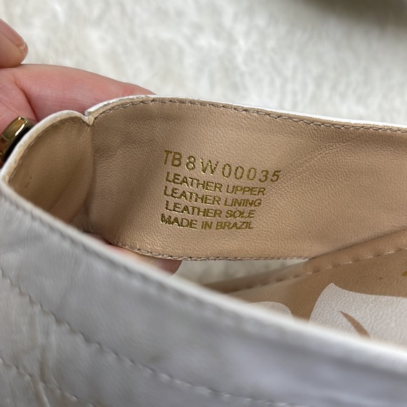 Tommy Bahama White Leather Thong Sandals with Metal Leaf Detail - Picture 3 of 6